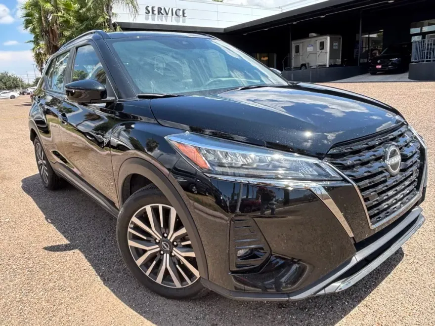 2024 Nissan Kicks SR photo 1
