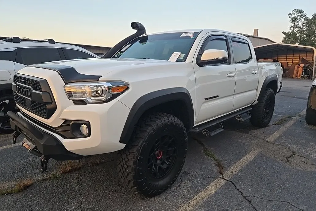 2022 Toyota Tacoma TRD Off-Road V6 photo 1
