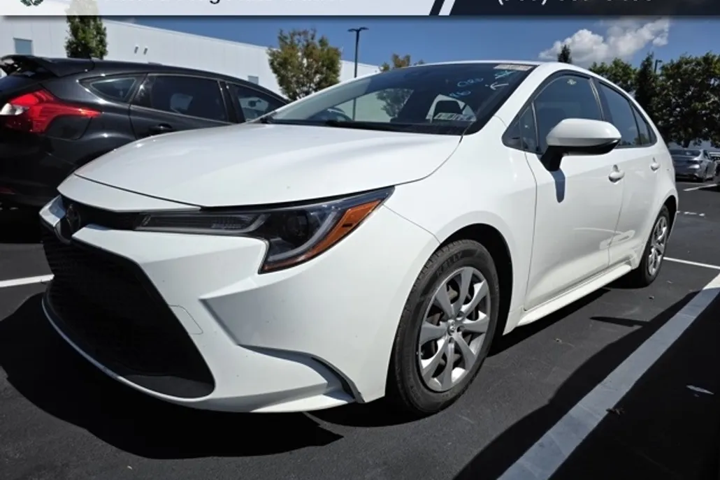 2020 Toyota Corolla LE photo 1