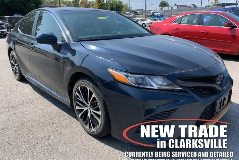 2018 Toyota Camry LE photo 1