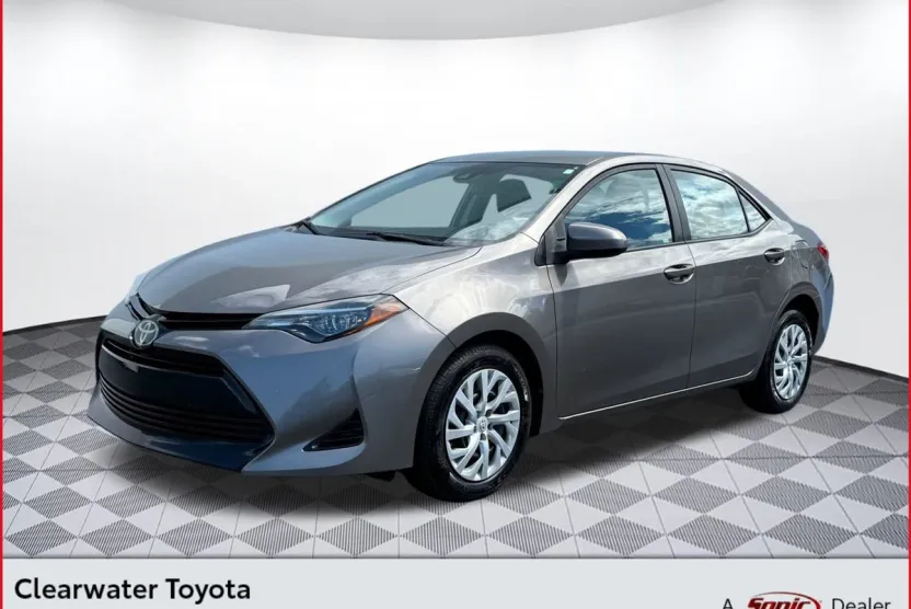 2018 Toyota Corolla LE photo 1