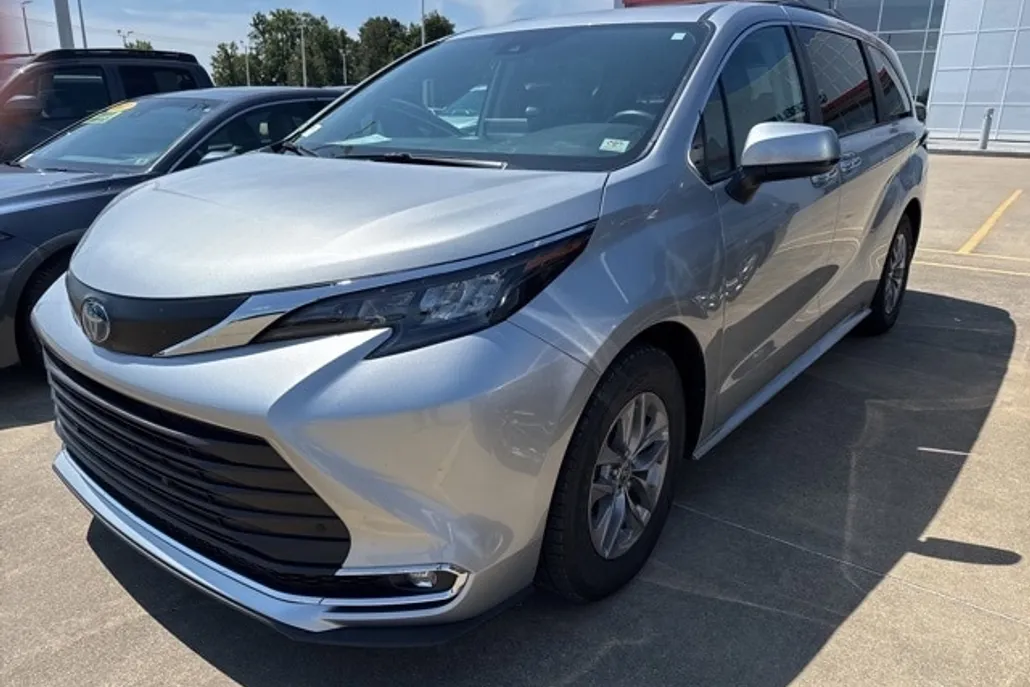 2024 Toyota Sienna XLE photo 1