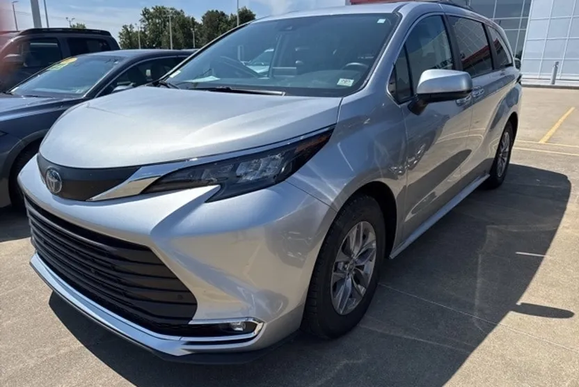 2024 Toyota Sienna XLE photo 1