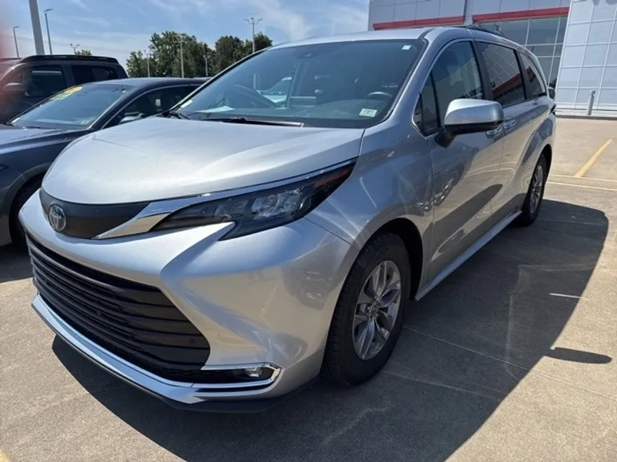 2024 Toyota Sienna XLE photo 1
