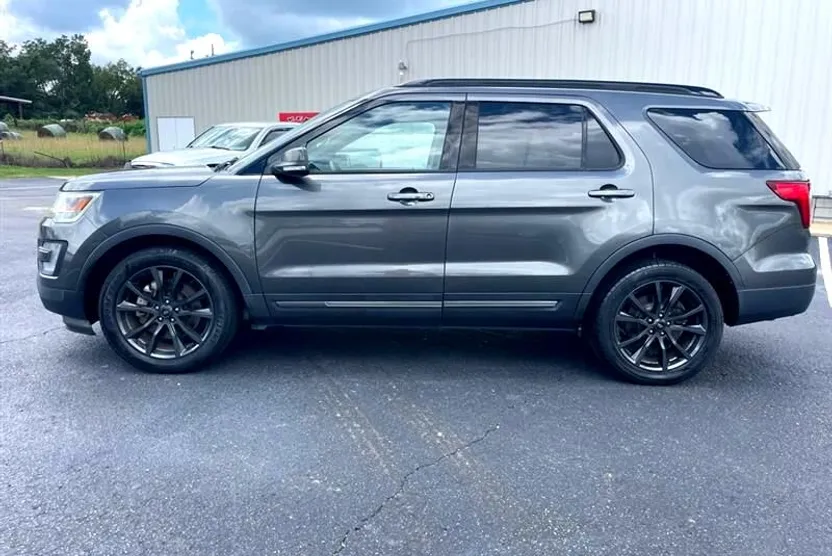 2017 Ford Explorer XLT photo 1