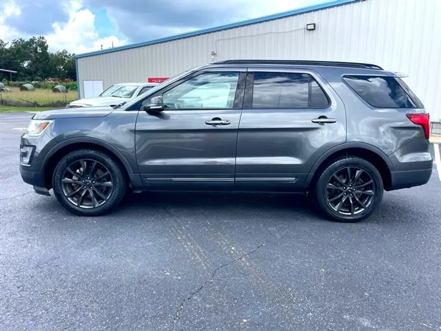 2017 Ford Explorer XLT photo 1