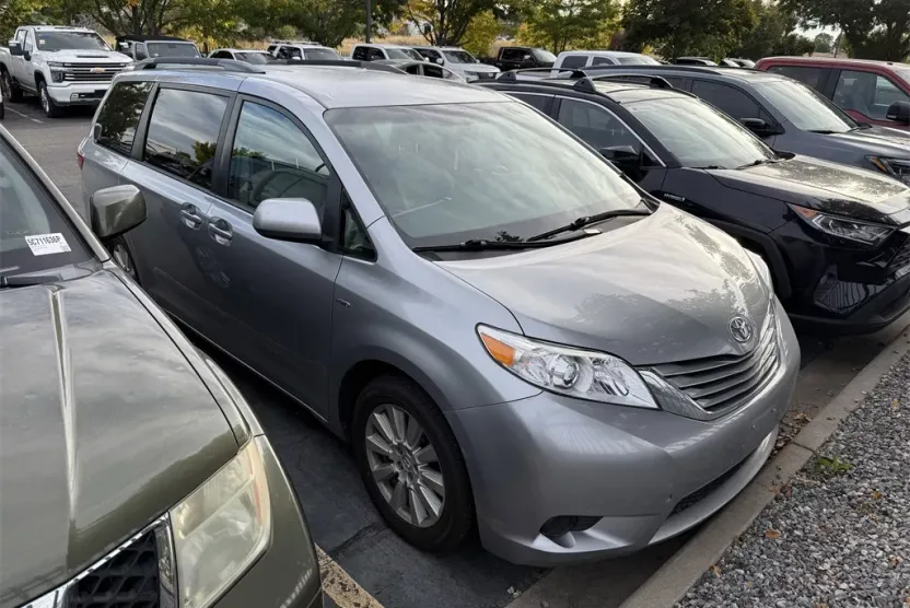 2017 Toyota Sienna LE photo 1