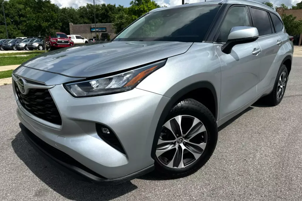 2020 Toyota Highlander XLE photo 1