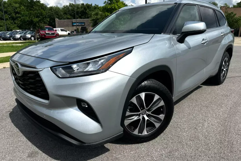 2020 Toyota Highlander XLE photo 1