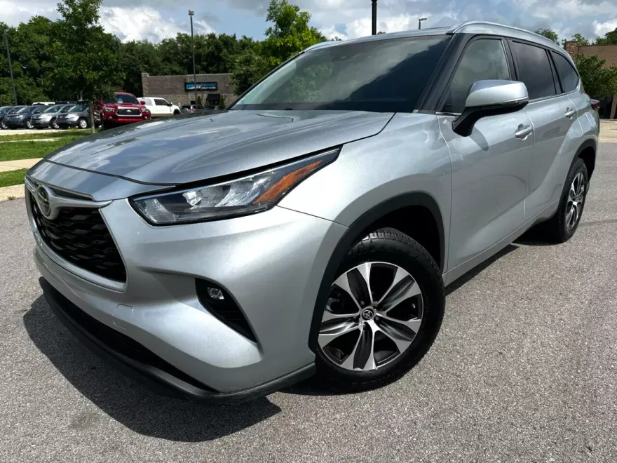 2020 Toyota Highlander XLE photo 1