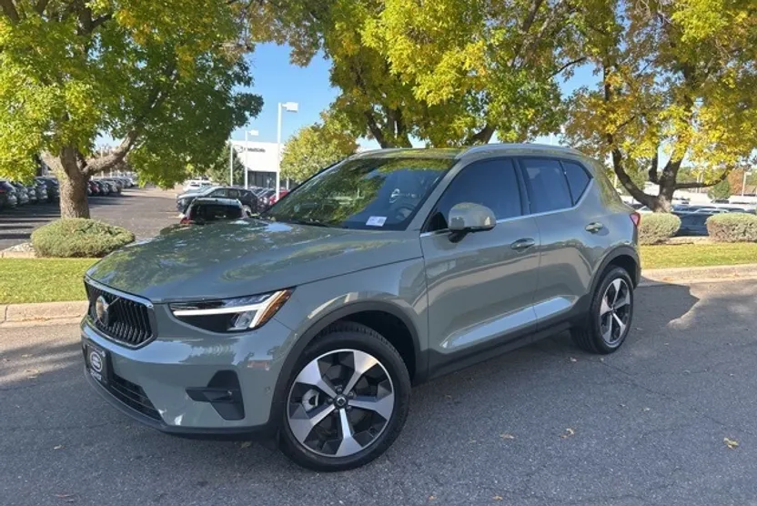2025 Volvo XC40 Plus photo 1