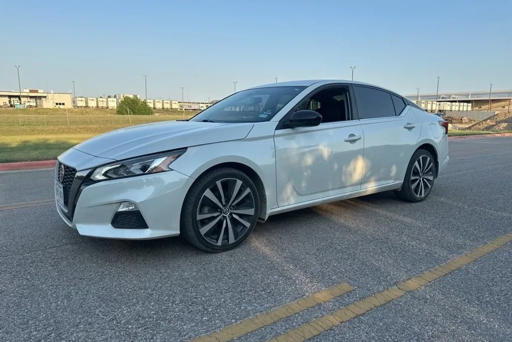 2022 Nissan Altima 2.5 SR photo 1