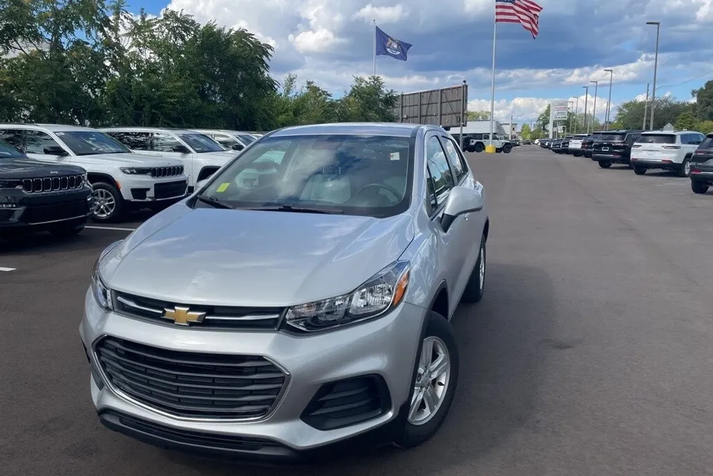 2022 Chevrolet Trax LS photo 1