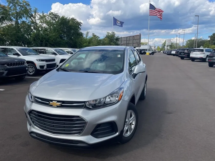 2022 Chevrolet Trax LS photo 1