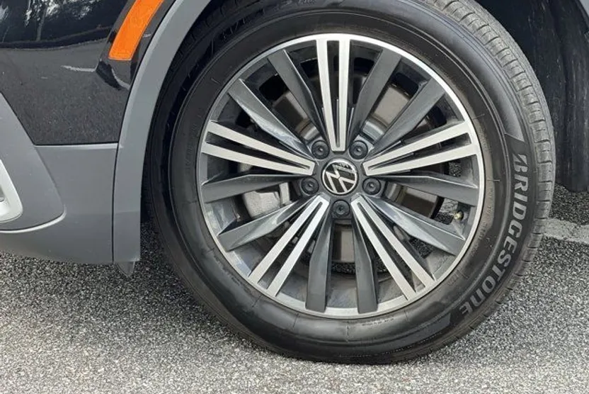 2024 Volkswagen Tiguan Wolfsburg Edition photo 1