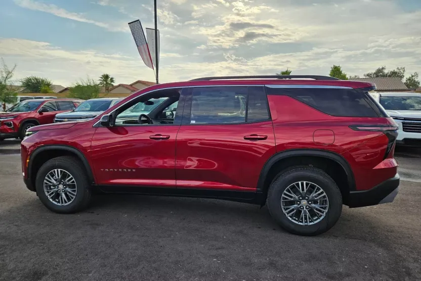 2025 Chevrolet Traverse photo 1