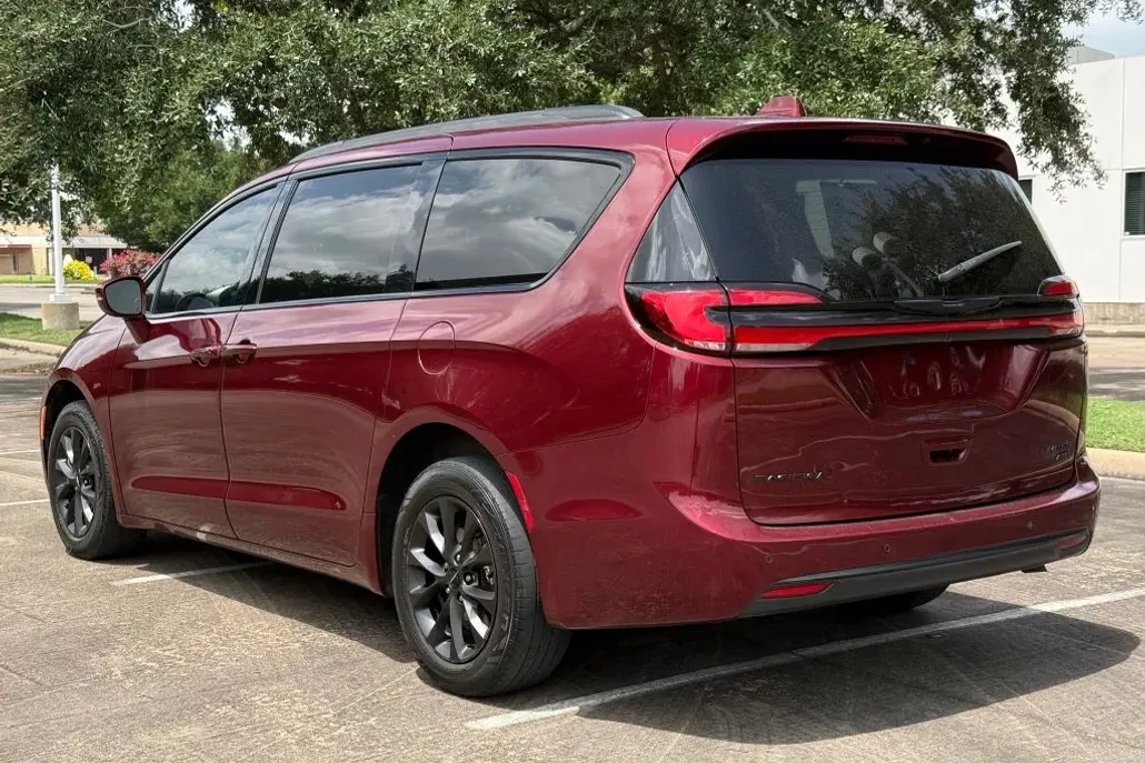 2021 Chrysler Pacifica Limited photo 1