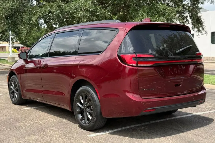 2021 Chrysler Pacifica Limited photo 1