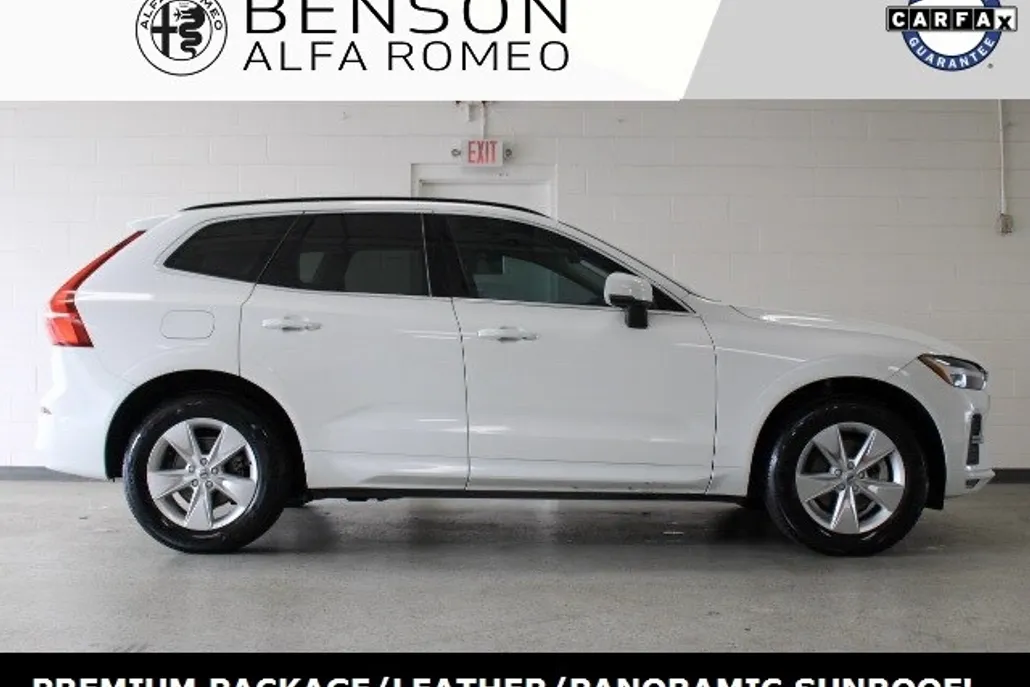 2022 Volvo XC60 B5 Momentum photo 1