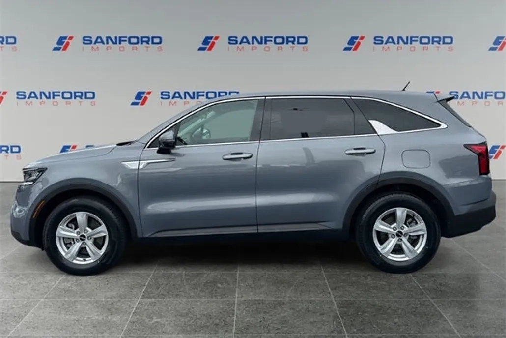 2022 Kia Sorento LX photo 1