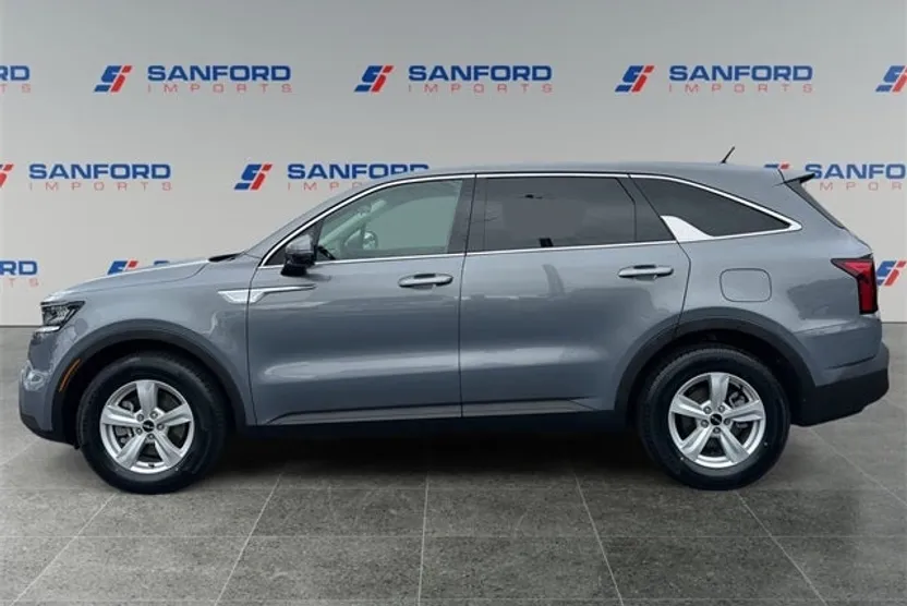 2022 Kia Sorento LX photo 1