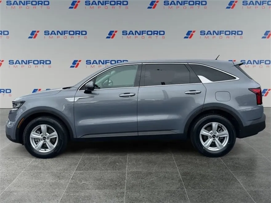 2022 Kia Sorento LX photo 1