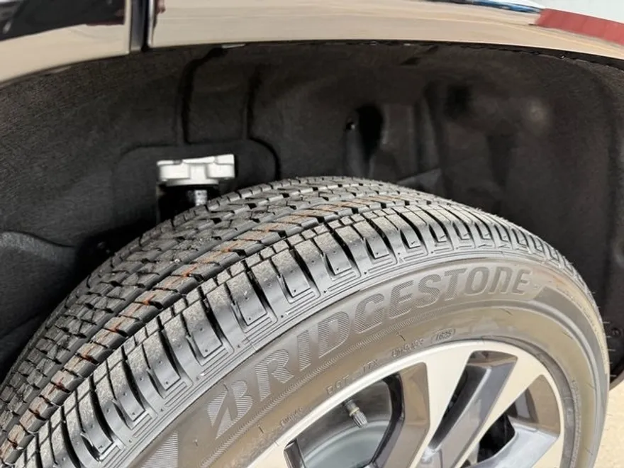 2025 Jeep Grand Cherokee Overland photo 9