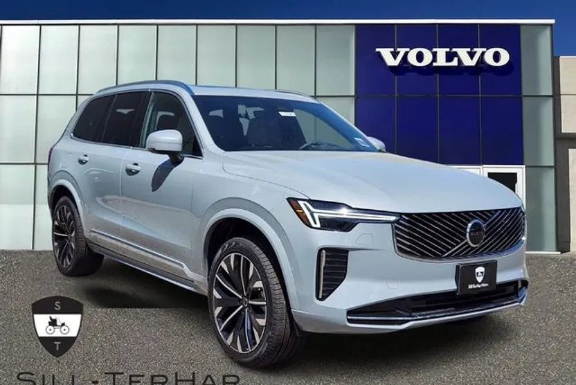 2025 Volvo XC90 B5 Core photo 1