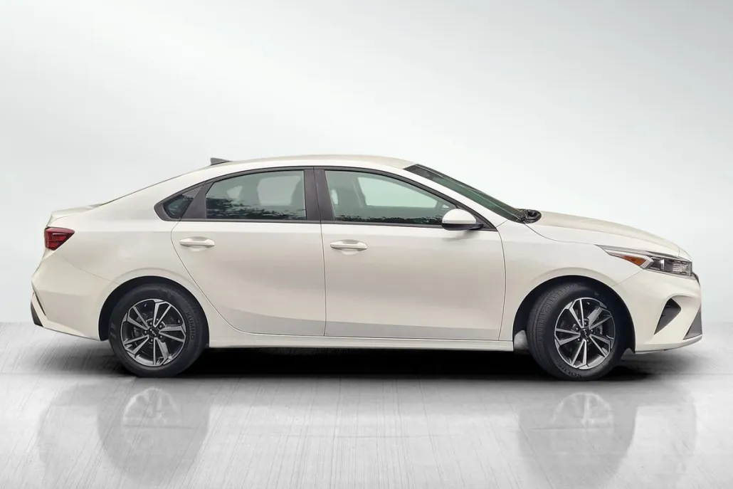 2023 Kia Forte LXS photo 1