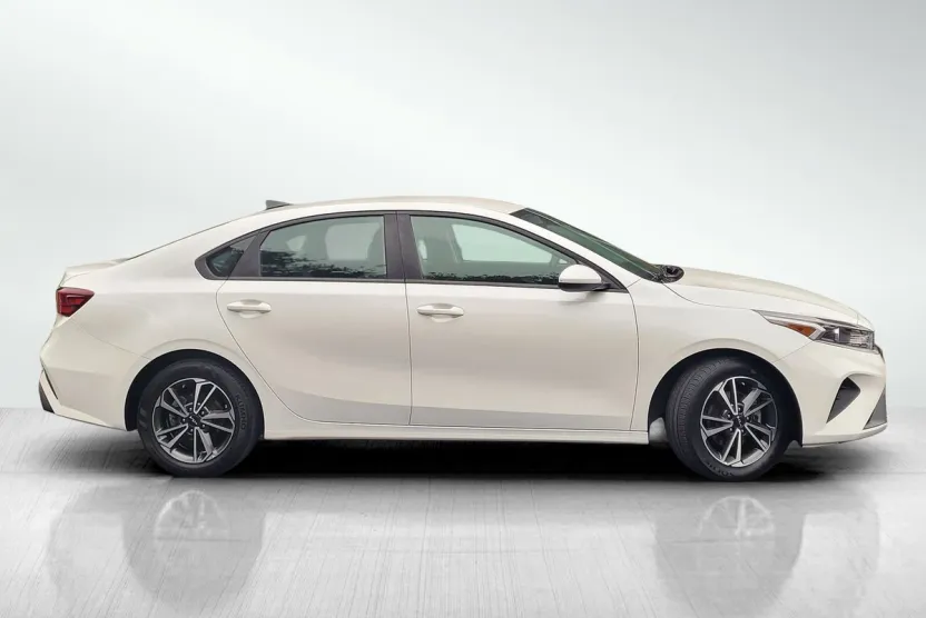 2023 Kia Forte LXS photo 1