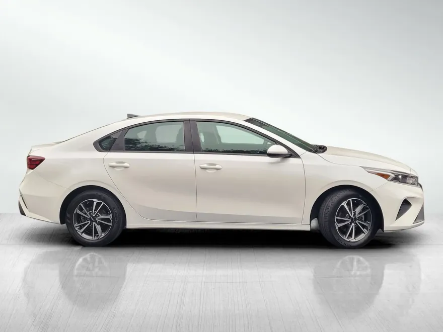2023 Kia Forte LXS photo 1