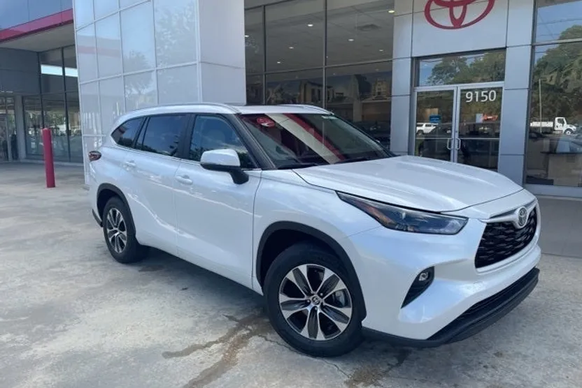 2025 Toyota Highlander XLE photo 1