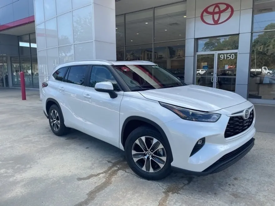 2025 Toyota Highlander XLE photo 1