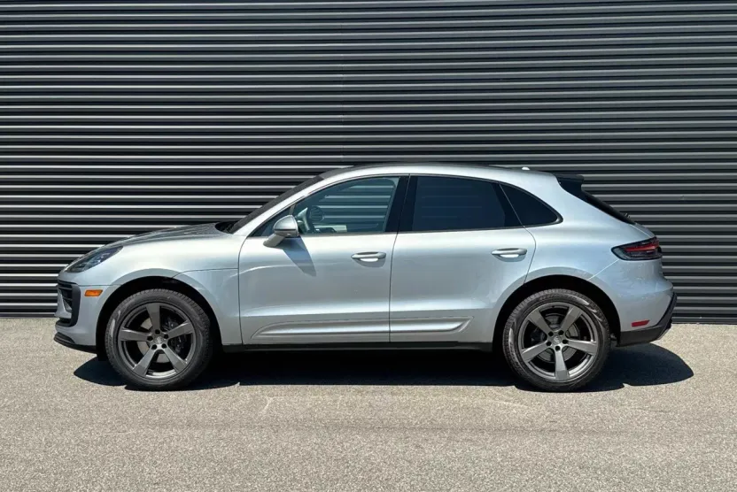 2025 Porsche Macan T photo 1