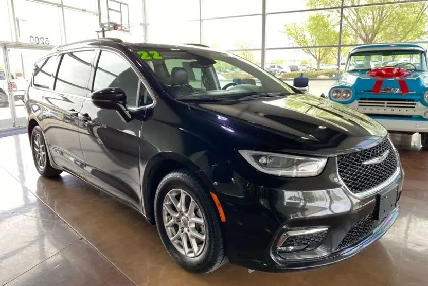 2022 Chrysler Pacifica Touring L photo 1