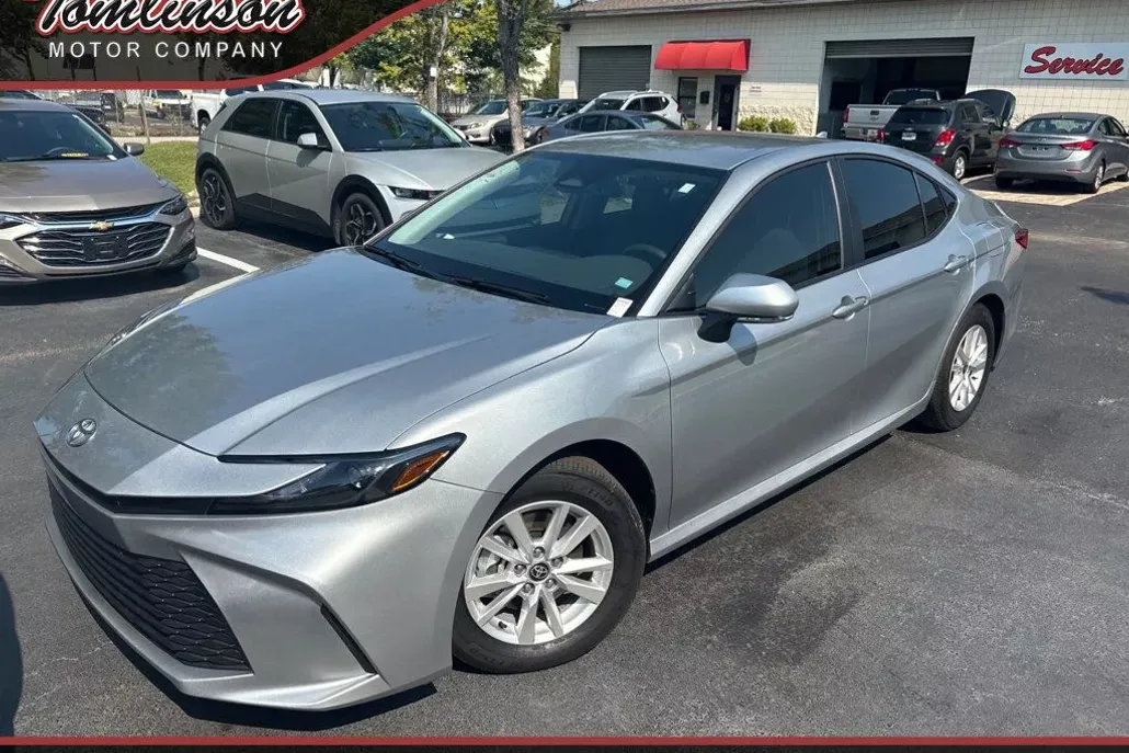 2025 Toyota Camry LE photo 1