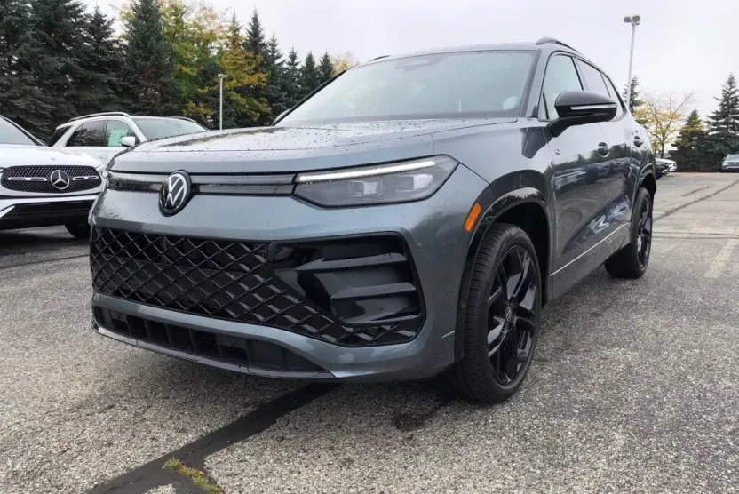 2025 Volkswagen Tiguan SE R-Line Black photo 1