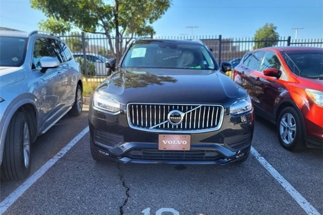 2021 Volvo XC90 T6 Momentum photo 1