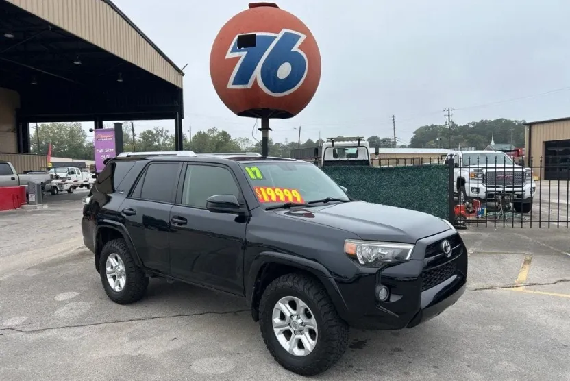 2017 Toyota 4Runner SR5 4WD photo 1