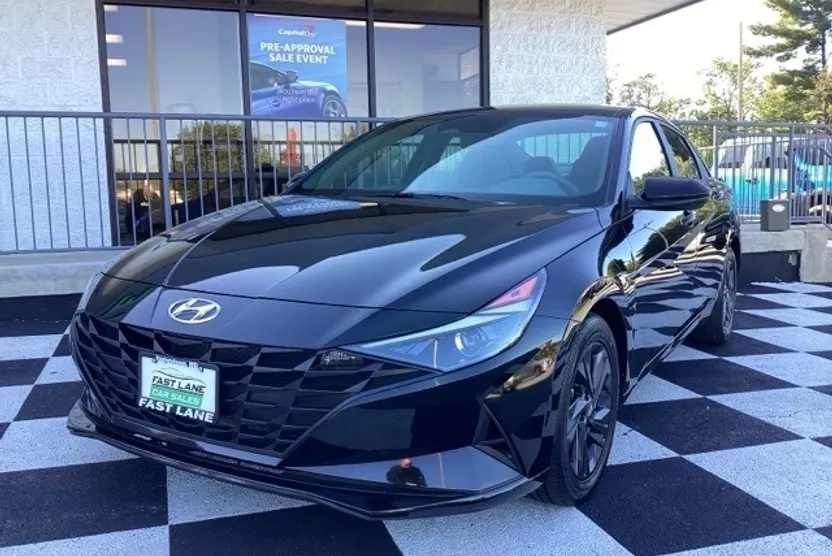 2023 Hyundai Elantra SEL photo 1