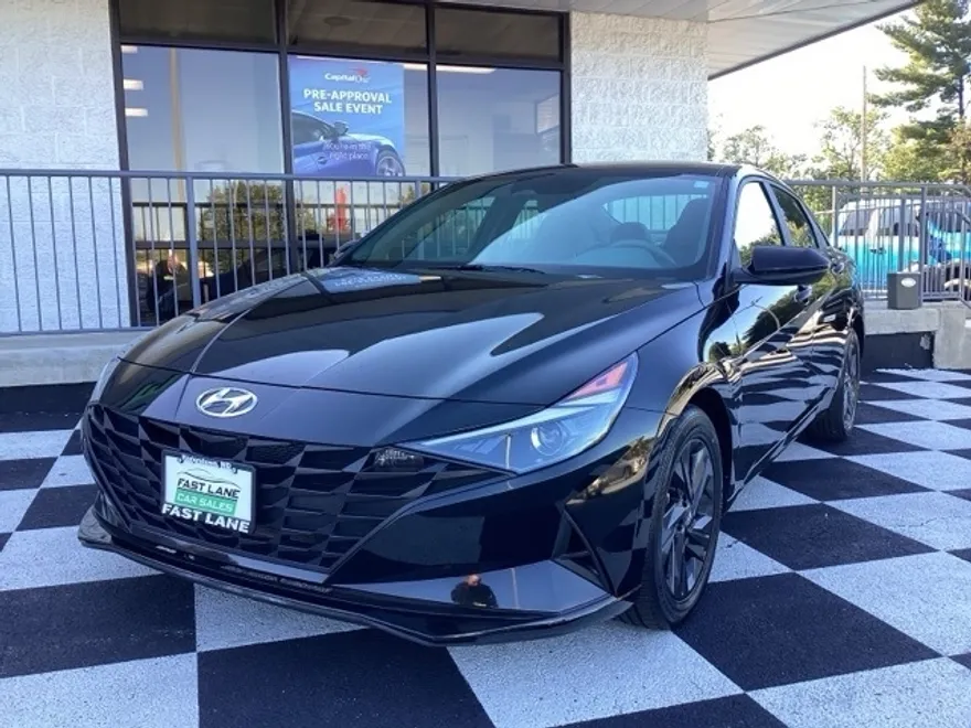 2023 Hyundai Elantra SEL photo 1