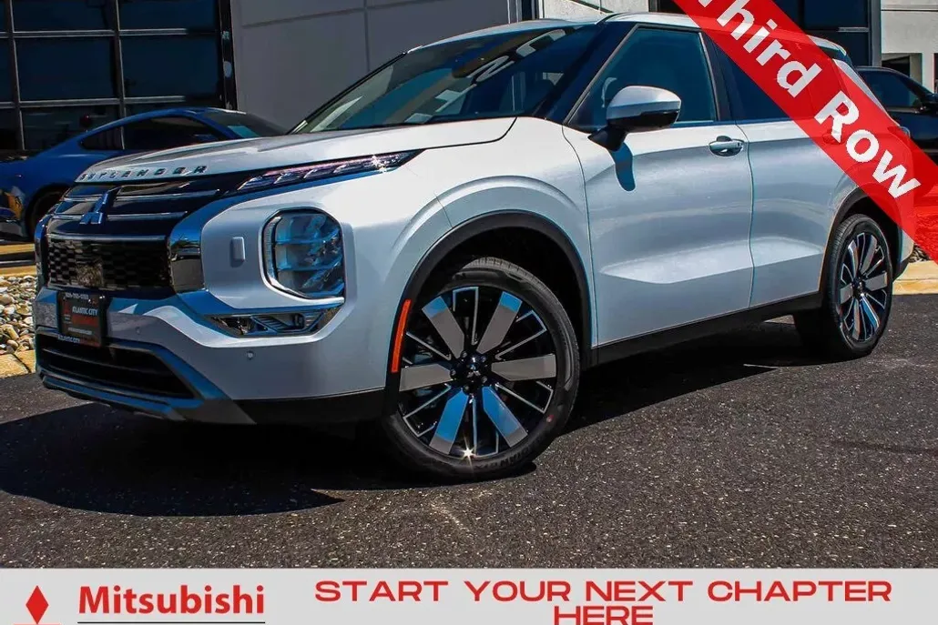 2025 Mitsubishi Outlander SE photo 1