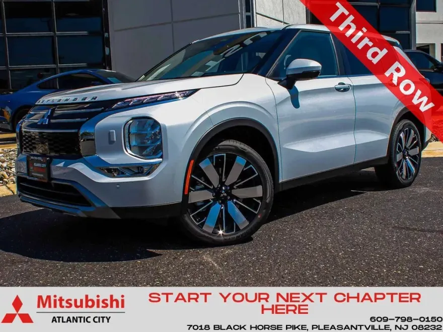 2025 Mitsubishi Outlander SE photo 1