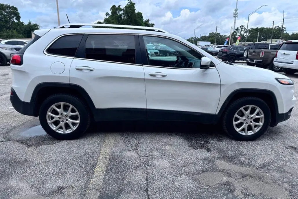 2016 Jeep Cherokee Latitude photo 1