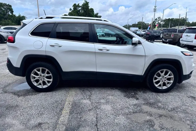 2016 Jeep Cherokee Latitude photo 1