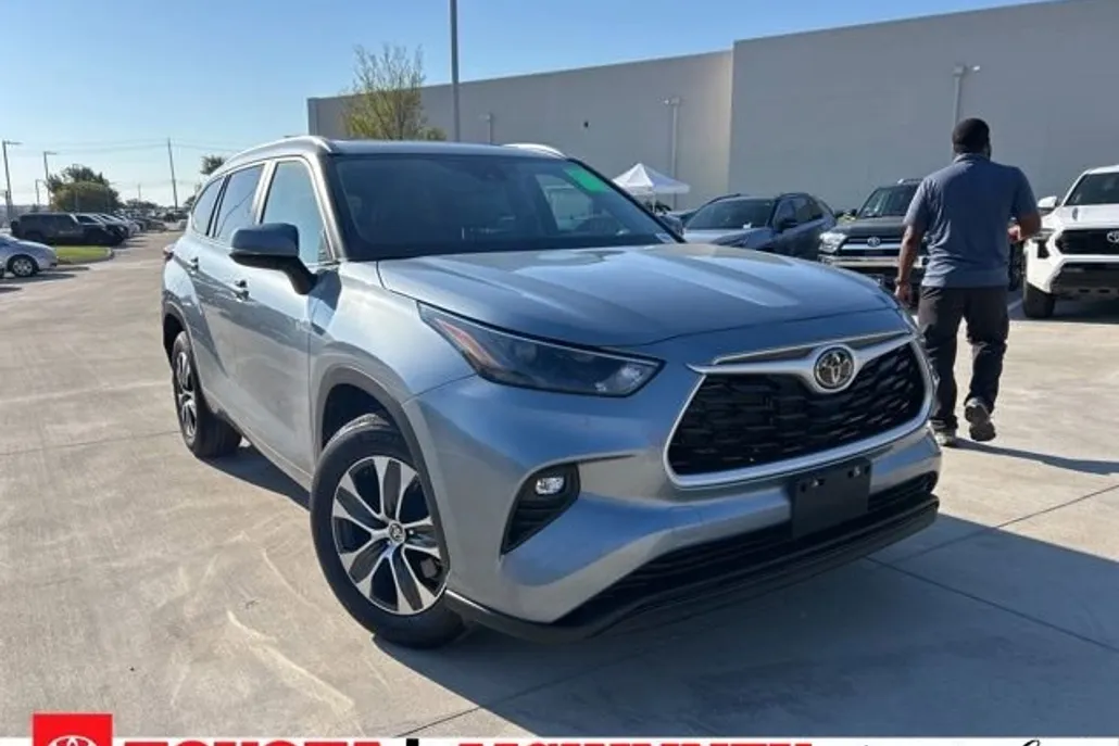 2024 Toyota Highlander XLE photo 1