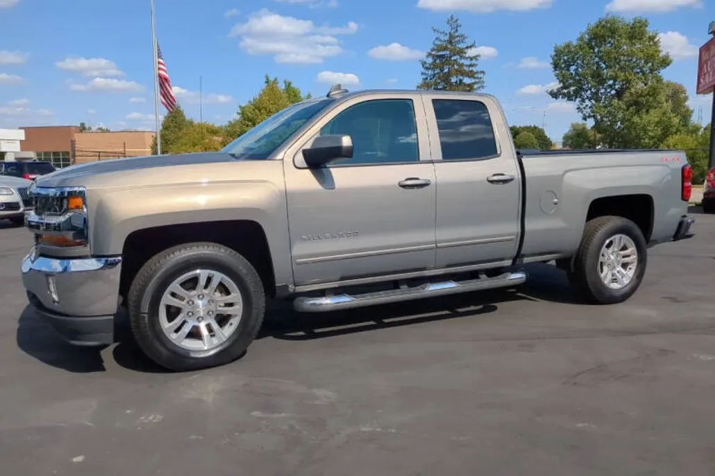 2017 Chevrolet Silverado 1500 LT photo 1