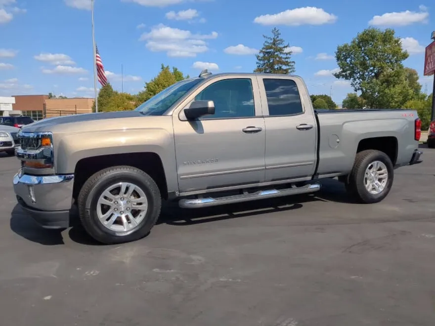 2017 Chevrolet Silverado 1500 LT photo 1