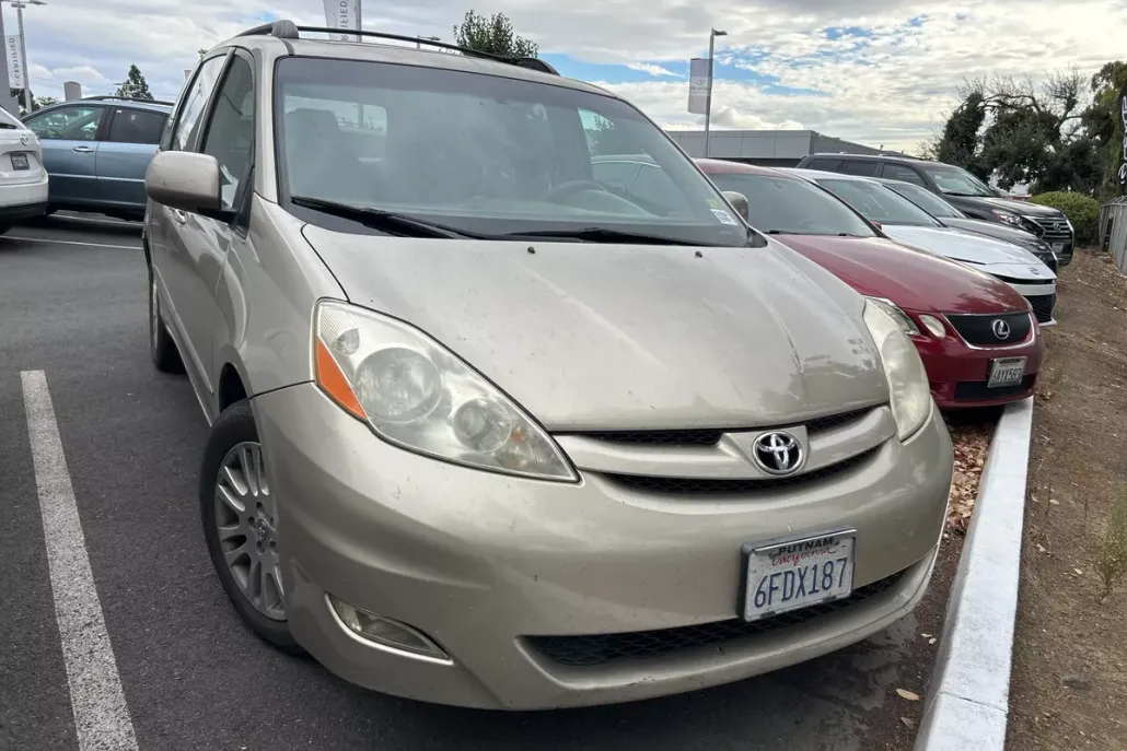 2008 Toyota Sienna XLE photo 1