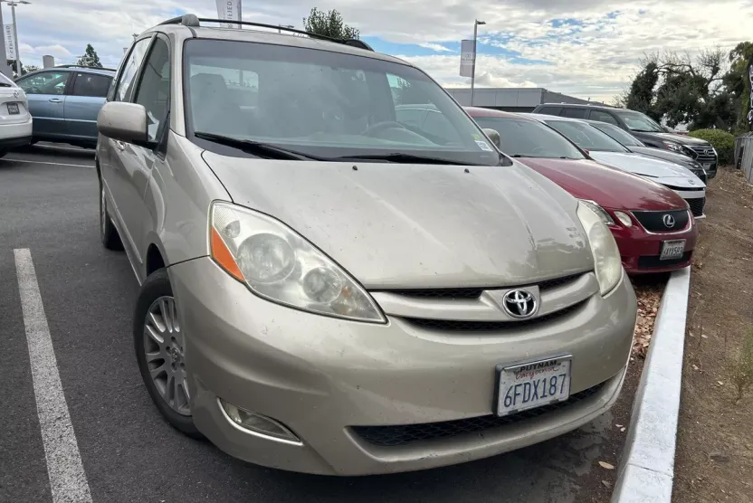 2008 Toyota Sienna XLE photo 1